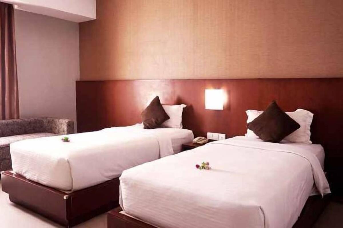 Minibar, brankas, meja kerja, dan Wi-Fi gratis