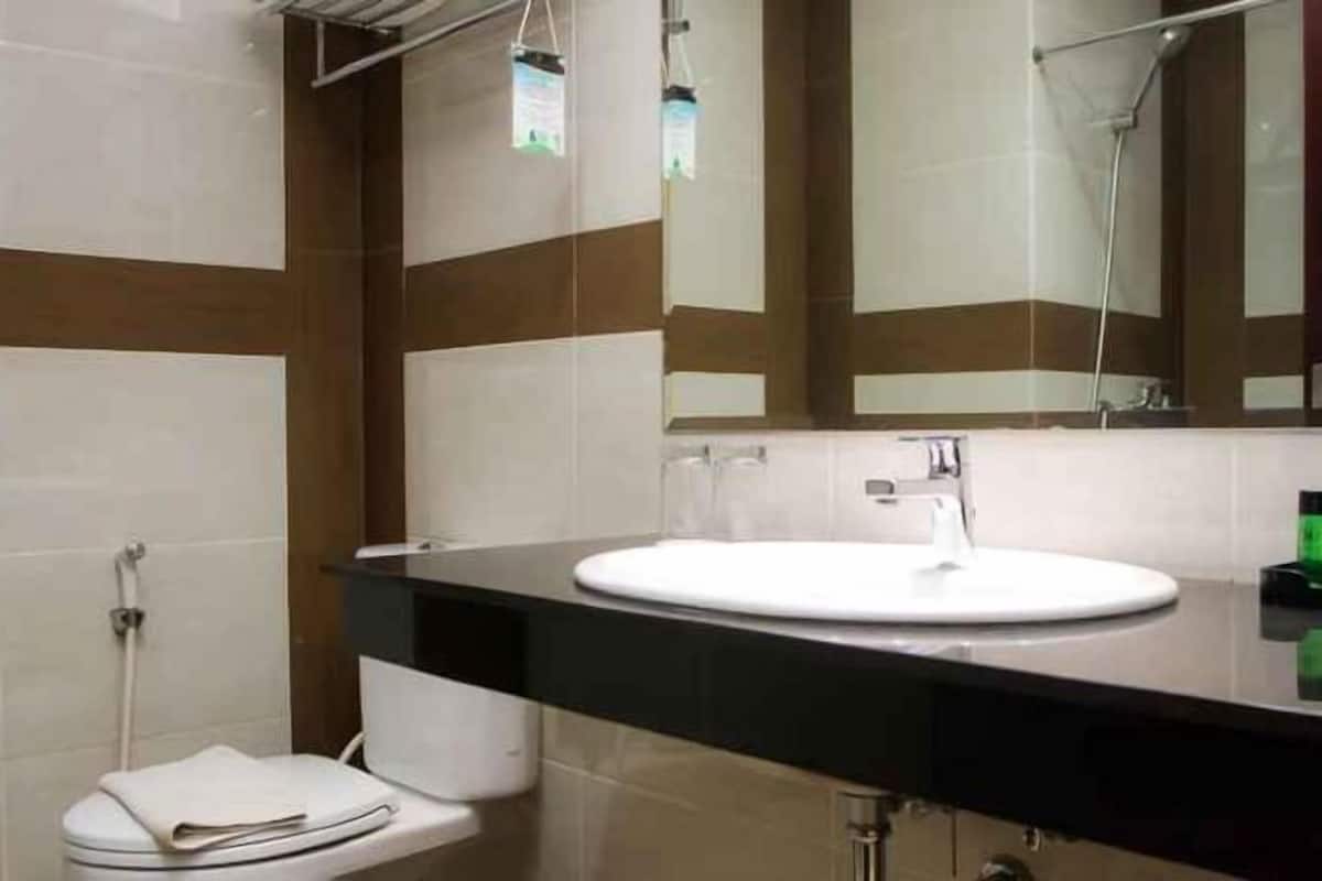 Badezimmer | Kostenlose Toilettenartikel, Haartrockner, BademÀntel, Hausschuhe