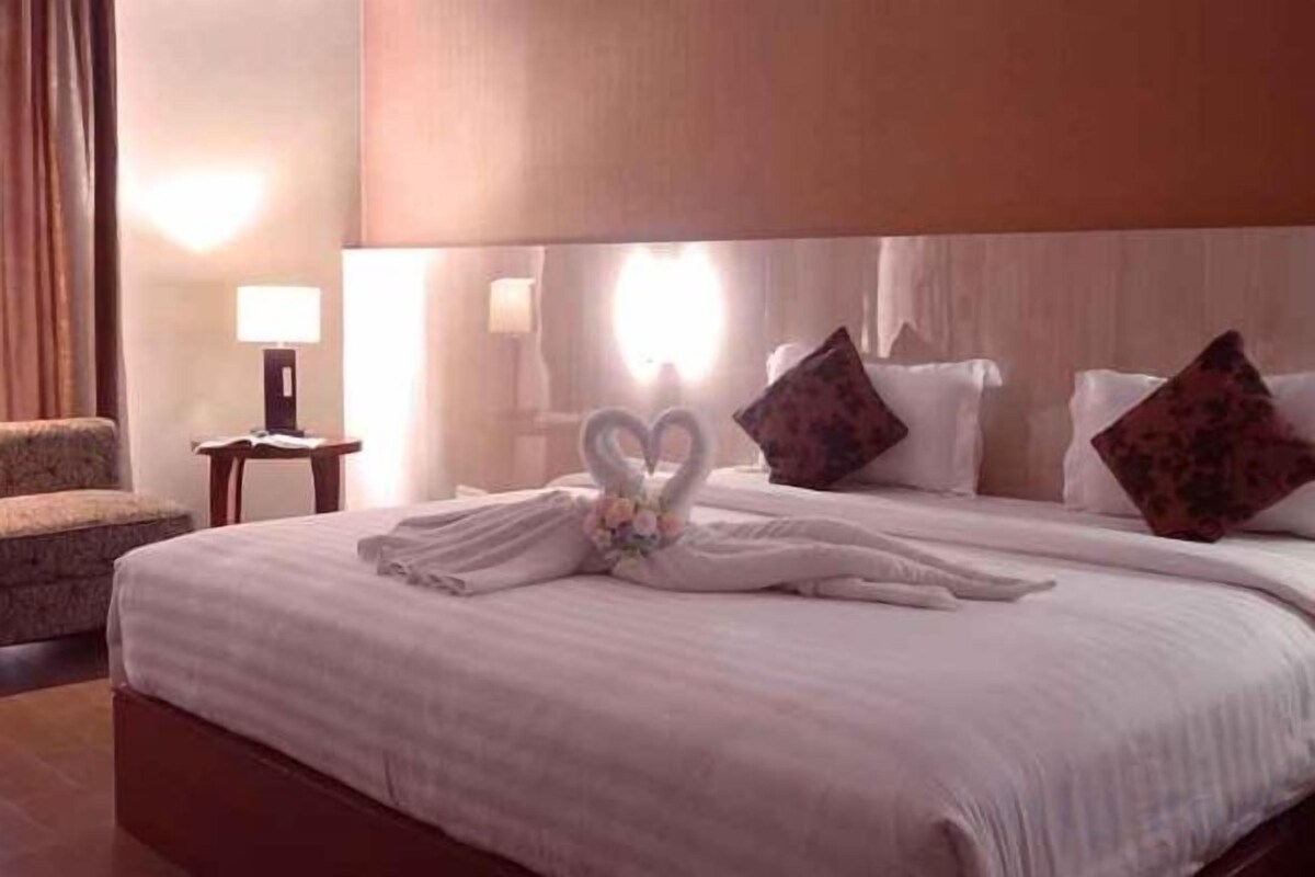 Minibar, in-room safe, desk, WiFi (free)