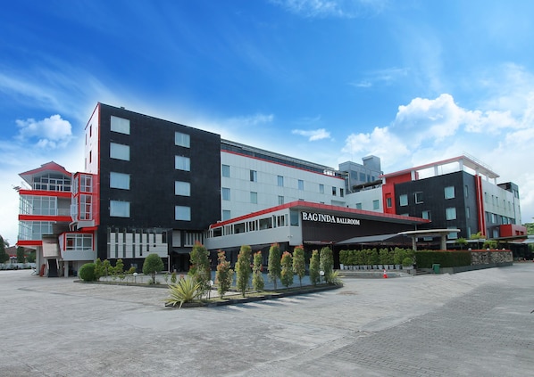 Experience the sleek, modern architecture of this contemporary building, featuring a prominent ballroom and beautifully landscaped surroundings.
