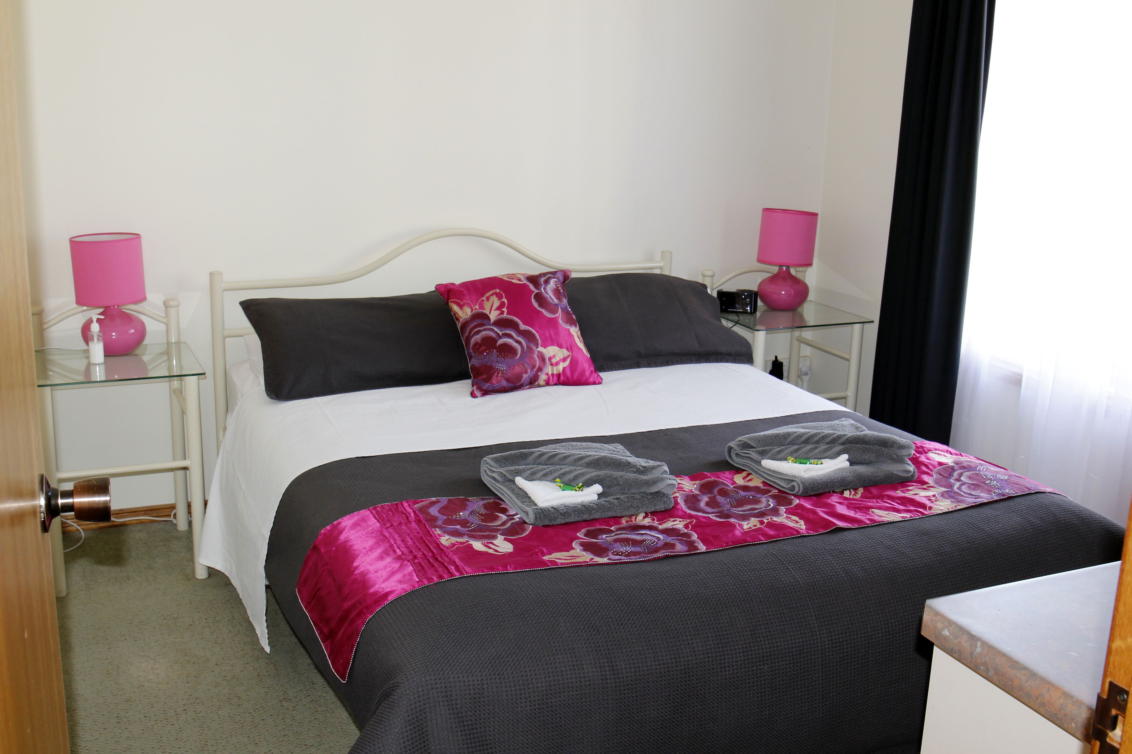 Apartamento standard, 2 quartos, para não fumantes, cozinha americana (Self-Contained) | 2 quartos, escrivaninha, quartos à prova de som