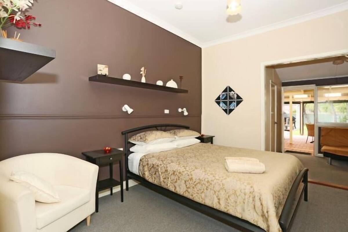 1 bedroom, premium bedding, free WiFi
