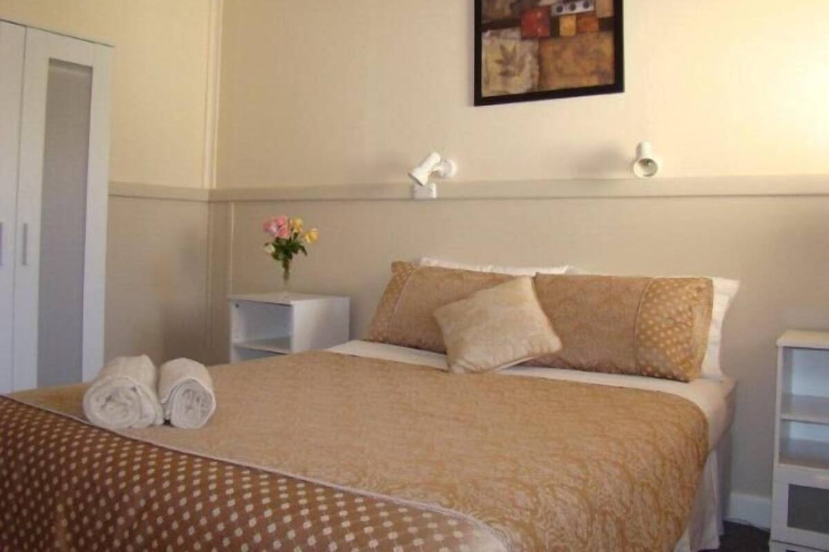 1 bedroom, premium bedding, free WiFi