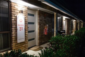 Bagian depan properti - sore/malam