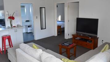 Suite estándar, varias habitaciones, para no fumadores, cocina (The Cottage) | Área de sala de estar | Televisión de pantalla plana y reproductor de DVD