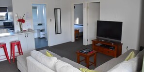 Suite Standard, camere multiple, non fumatori, cucina (The Cottage) | Area soggiorno | TV a schermo piatto, lettore DVD
