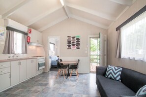 Living area - Warragul Gardens Holiday Park (Warragul)