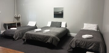 Habitación familiar, no fumadores, baño compartido | Ropa de cama