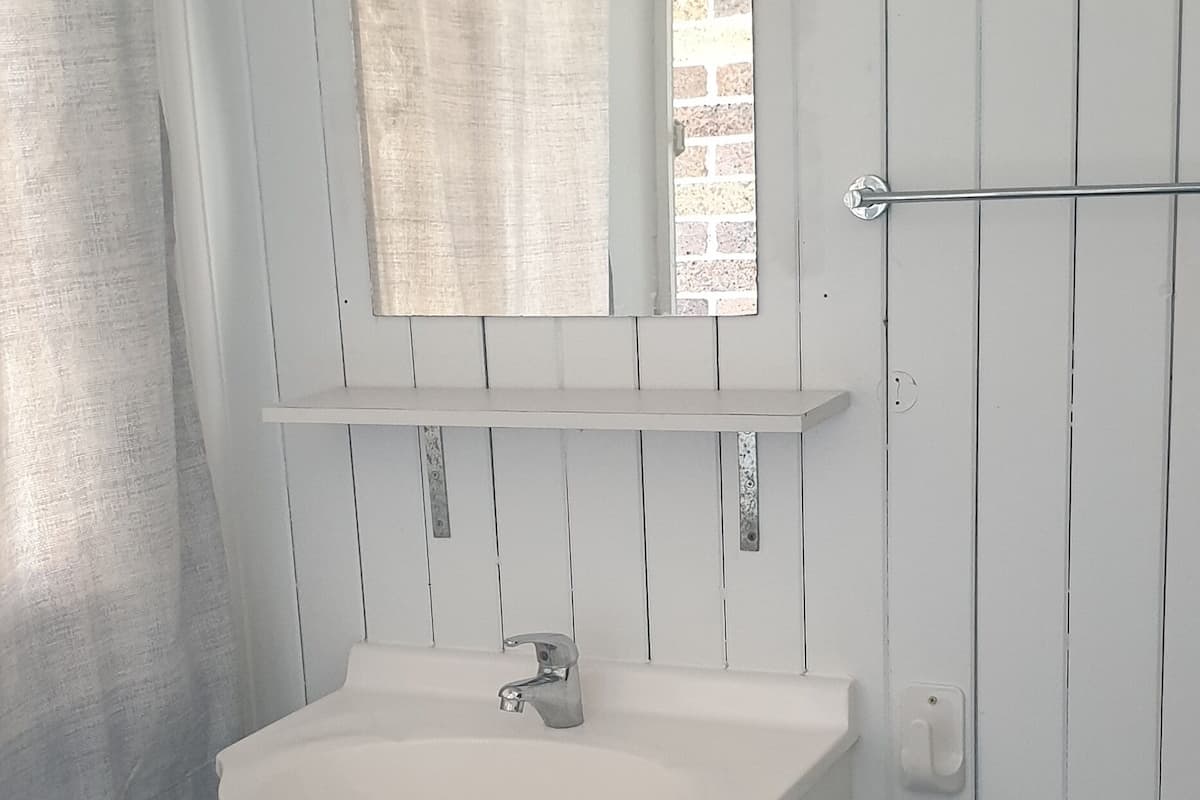 Standard Room, Non Smoking, Shared Bathroom (Single Bunk)