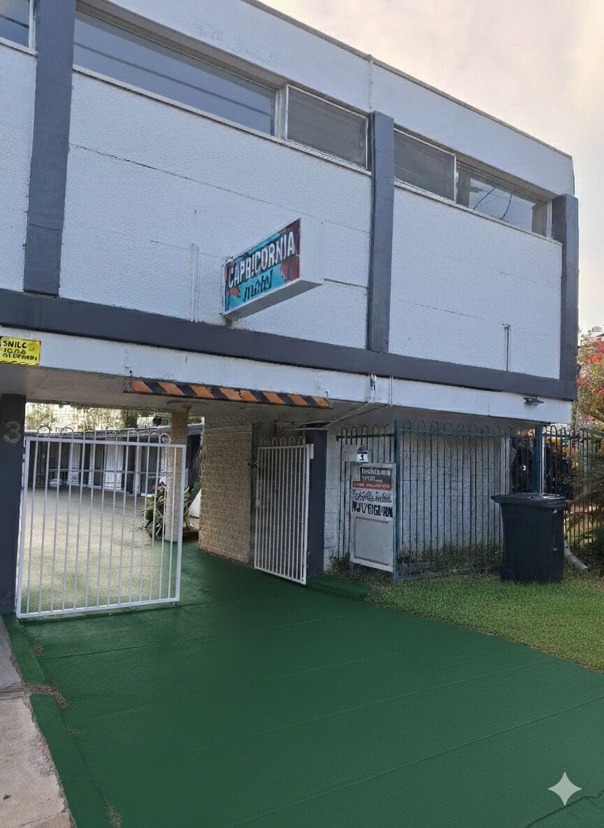 Un edificio con un letrero que dice 'CAPRICORNIA MAR'.