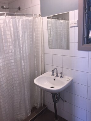Shower, hair dryer, towels - Capricornia Motel (Fannie Bay)