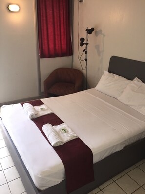Iron/ironing board, bed sheets - Capricornia Motel (Fannie Bay)