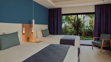 Cofres nos quartos, cortinas blackout, ferros/tábuas de passar roupa