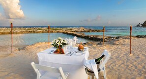 Playa privada, arena blanca, masajes en la playa, 2 bares en la playa