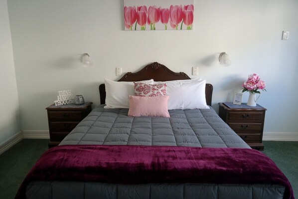 Standardzimmer, 1 Queen-Bett, Nichtraucher | 9 Schlafzimmer, Daunenbettdecken, Bügeleisen/Bügelbrett