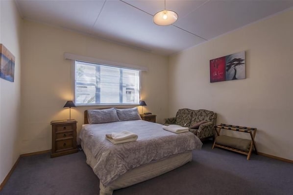9 Schlafzimmer, Daunenbettdecken, Bügeleisen/Bügelbrett