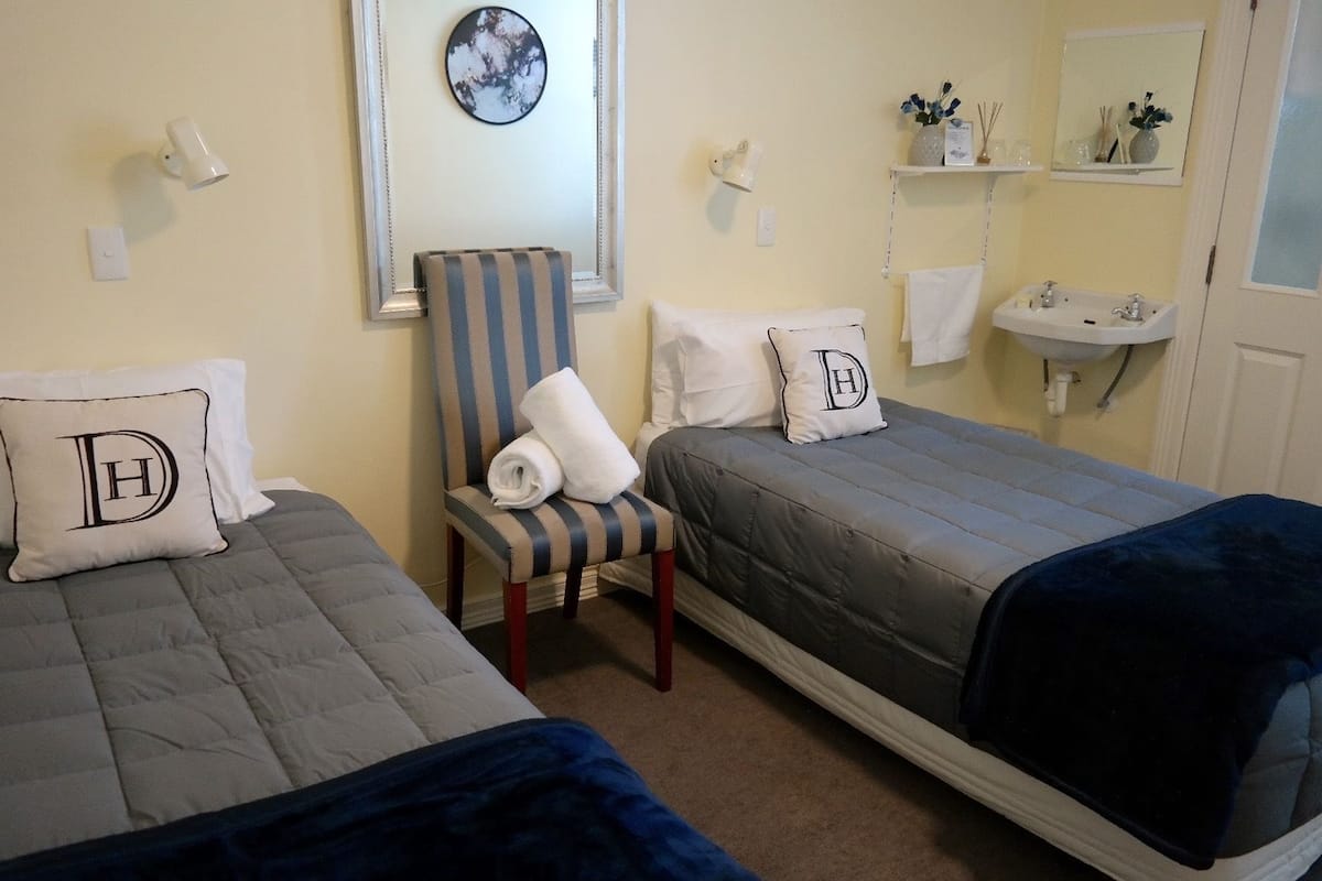 9 chambres, couette en duvet d'oie, fer et planche à repasser