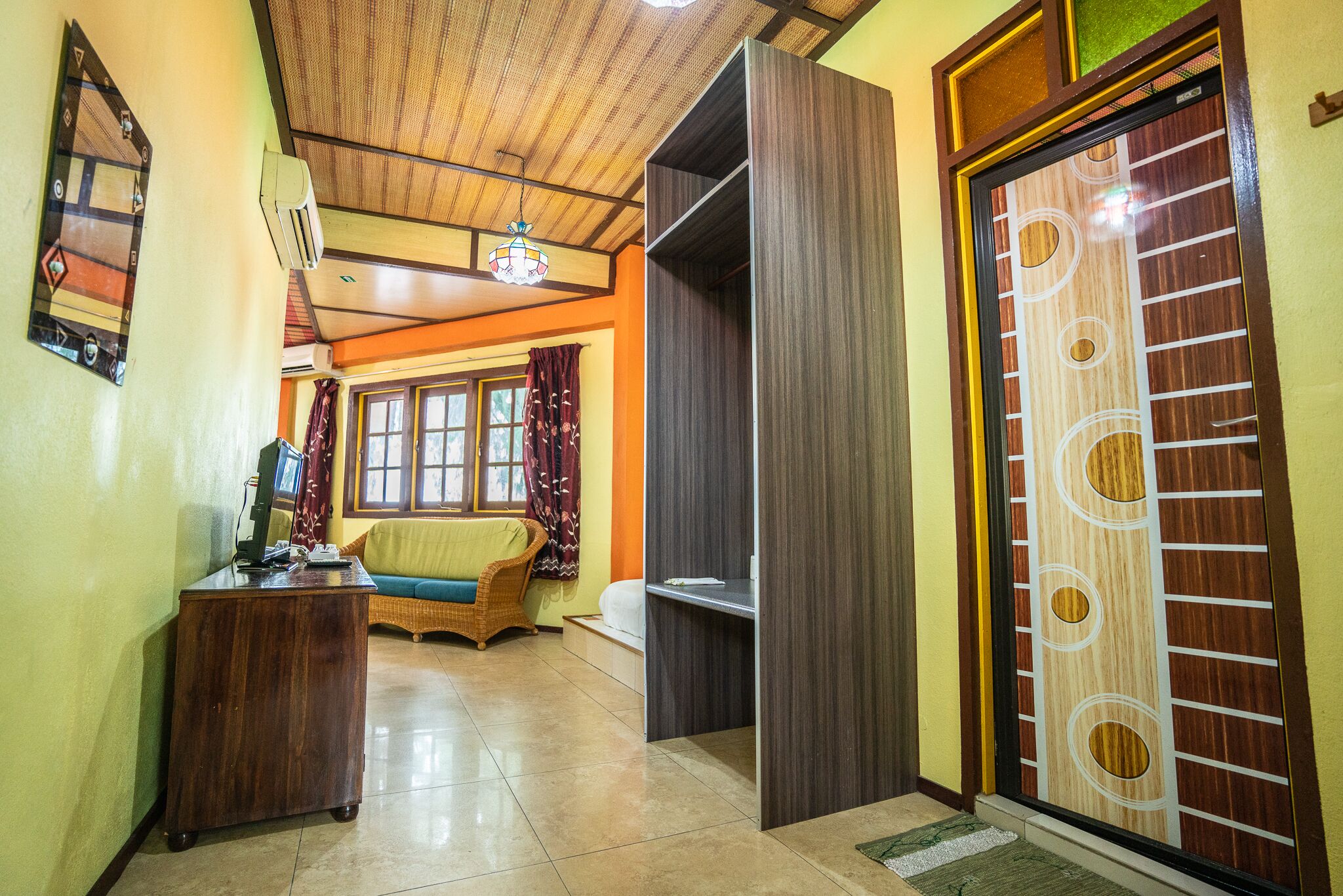 deluxe room | living area | flat-screen tv