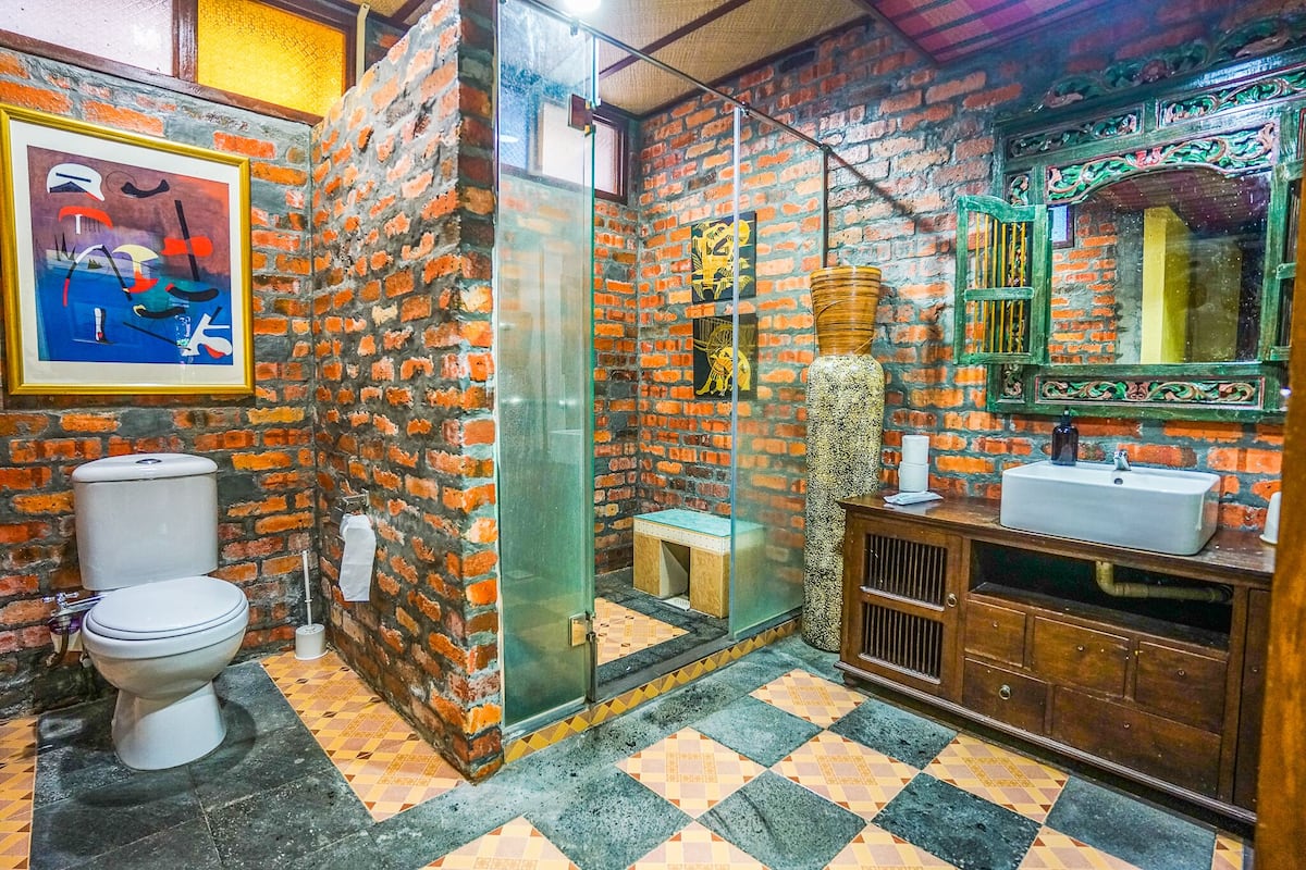 grand family suite | bathroom | shower, free toiletries, hair dryer, bidet