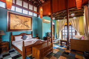 特级客房 (Family) | 客房内保险箱、特色装修、特色家居、办公桌