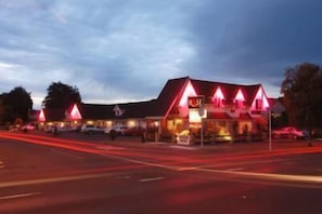 Front of property - evening/night - Rose Court Motel, Rotorua (Rotorua)
