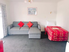 Suite estándar, 2 habitaciones, no fumadores, cocina básica | Escritorio, tabla de planchar con plancha, wifi gratis y ropa de cama