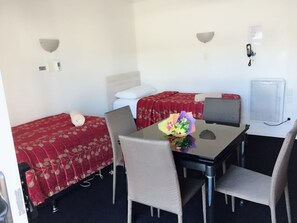 Suite estándar, 1 habitación, no fumadores, cocina básica | Escritorio, tabla de planchar con plancha, wifi gratis y ropa de cama