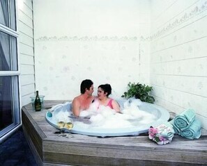Jetted tub - Rose Court Motel, Rotorua (Rotorua)