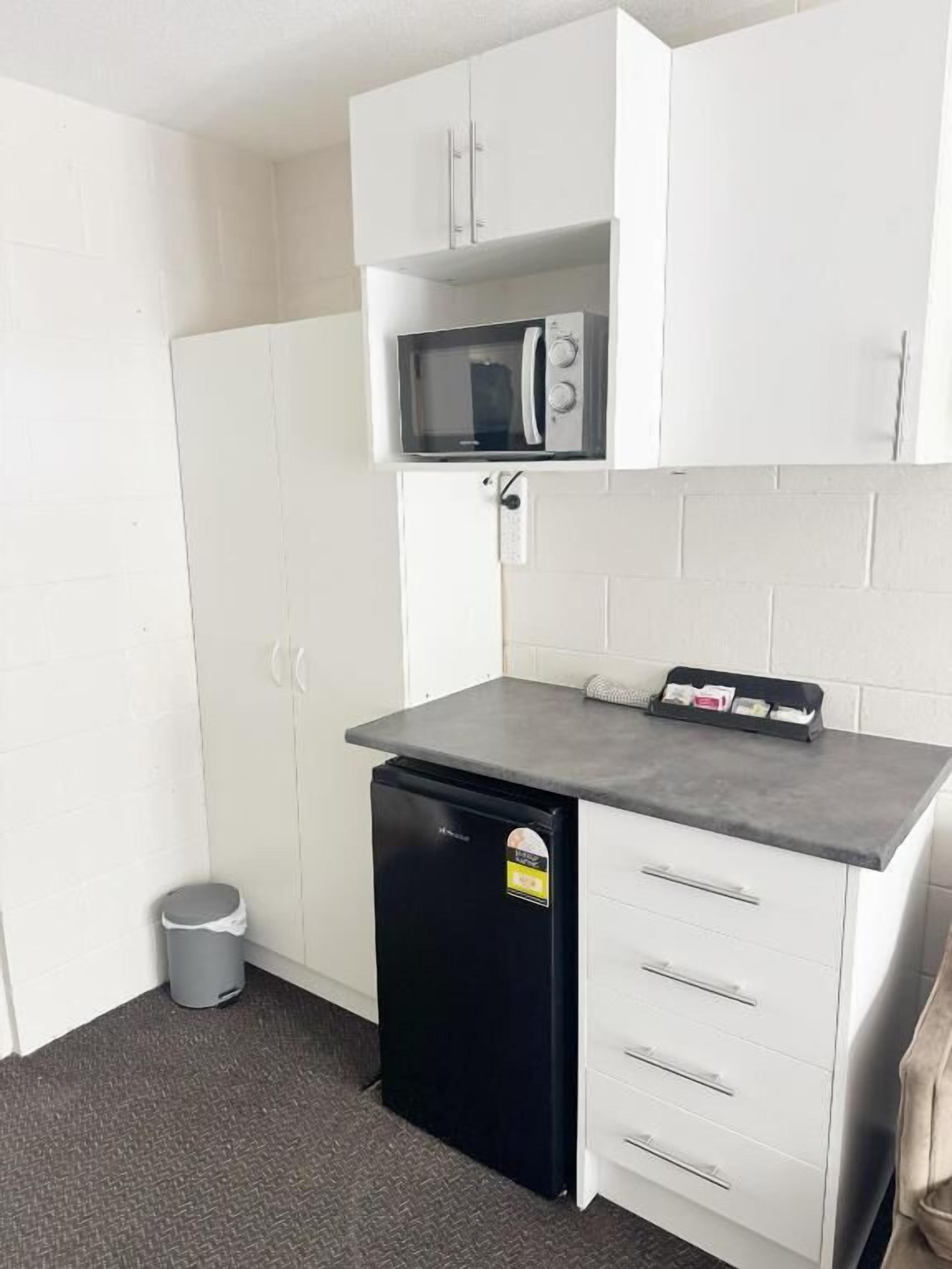 Camera Standard, non fumatori, angolo cottura (Standard Studio Units) | Cucina privata | Frigorifero, microonde, macchina per tè/caffè, bollitore elettrico