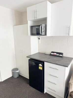 ห้องสแตนดาร์ด, ปลอดบุหรี่, ห้องครัวขนาดเล็ก (Standard Studio Units) | ครัวส่วนตัว | ตู้เย็น, ไมโครเวฟ, เครื่องชงกาแฟ/ชา, กาต้มน้ำไฟฟ้า