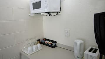 Habitación estándar, para no fumadores, cocineta (Access Unit) | Cocineta privada | Refrigerador, microondas, cafetera y tetera y tetera eléctrica