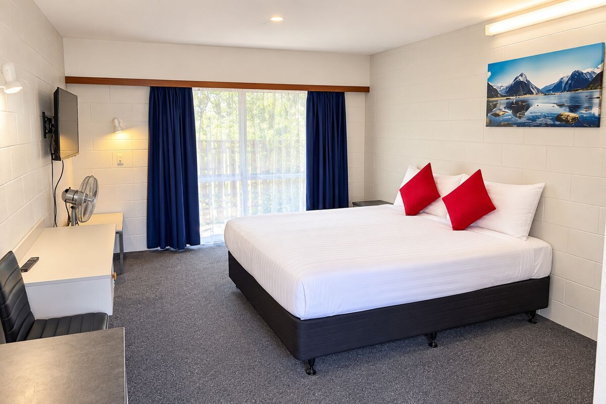 Standard Room, Non Smoking, Kitchenette (Standard Studio Units) | Blackout drapes, WiFi (free)