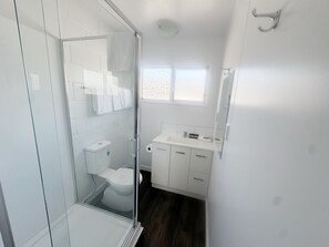 Habitación triple superior, 1 habitación, cocina | Baño | Ducha, artículos de higiene personal gratuitos y secador de pelo