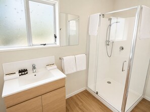 Family Suite, 2 Bedrooms, Non Smoking, Kitchen (Family Units) | Bathroom | Shower, free toiletries, hair dryer (on request), towels - Midway Pacifica Lodge (Lower Hutt)