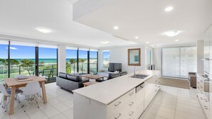 2 Bedroom Apartment Ocean View | 専用キッチン | エスプレッソマシン、冷蔵庫、電子レンジ、オーブン