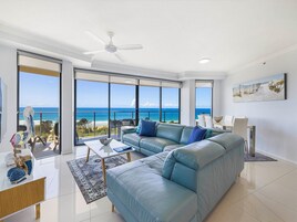 2 Bedroom Ocean View High Floor Apartment | 起居区 | 平板电视、DVD 播放器