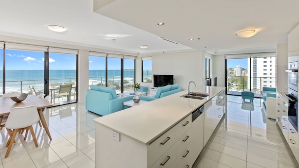 2 Bedroom Ocean View Superior High Floor Apartment | 高級寝具、ノートパソコン用作業スペース、アイロン / アイロン台、WiFi (無料)