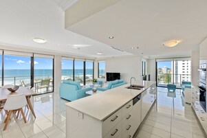 2 Bedroom Ocean View Superior High Floor Apartment | 特色装修、特色家居、笔记本电脑工作区、熨斗/熨衣板