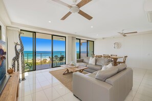 2 Bedroom Ocean View Superior High Floor Apartment | Área de sala de estar | Televisión de pantalla plana y reproductor de DVD 