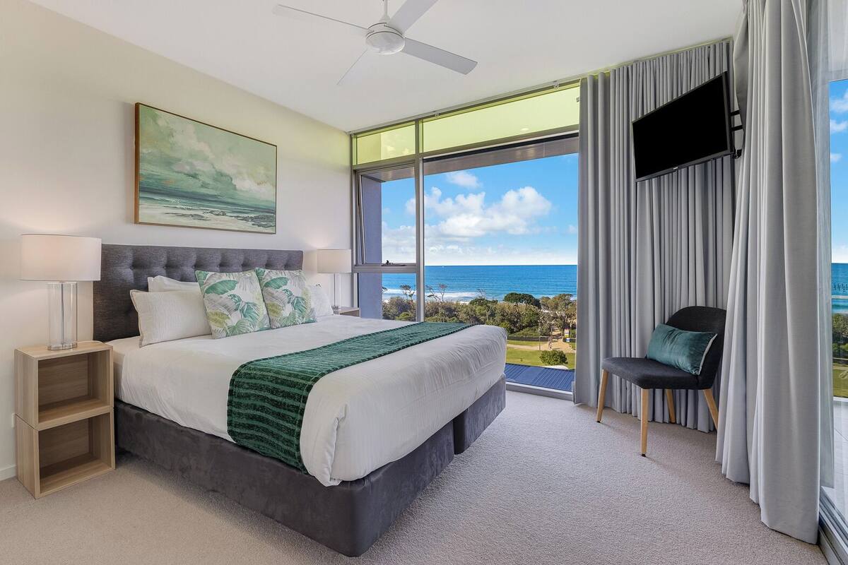 Premium bedding, laptop workspace, iron/ironing board, WiFi (free)