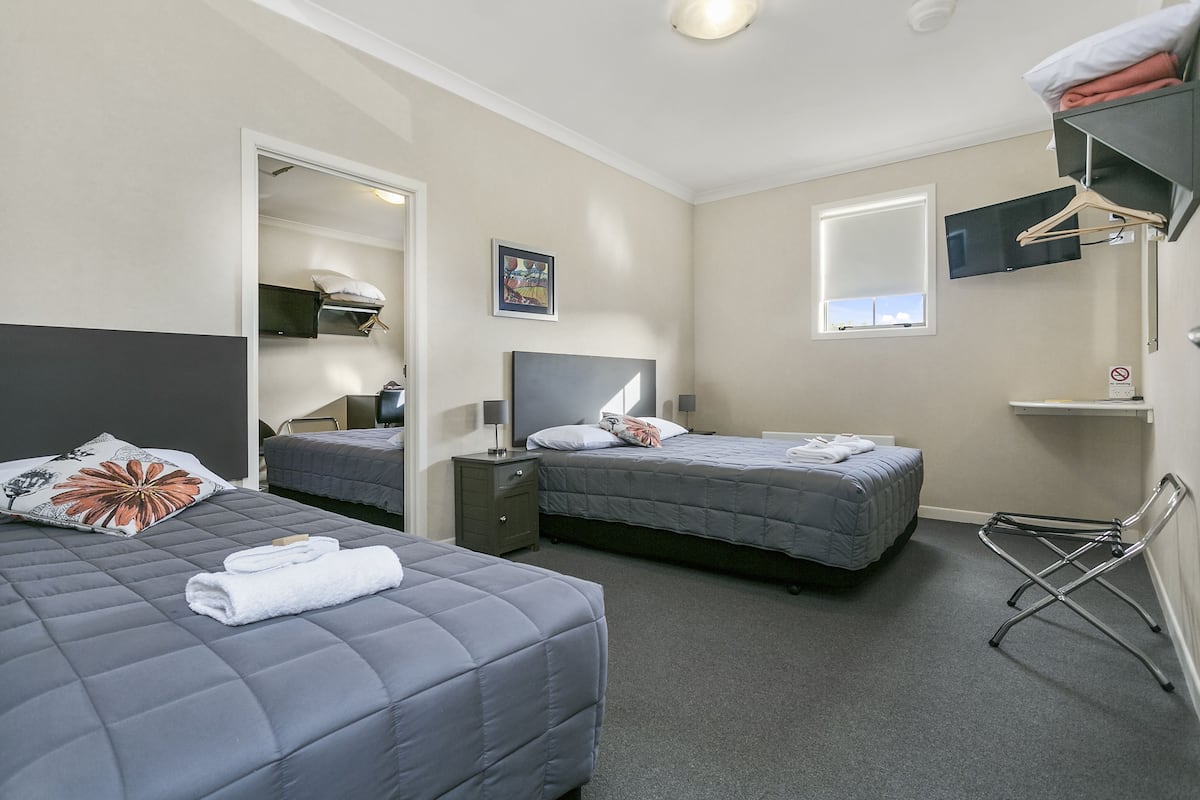 Estudio (Two Bedroom Unit) | Tabla de planchar con plancha, wifi gratis, ropa de cama