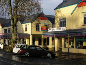 A row of buildings with a sign for 'No. 1 Hotels' and 'Trendz Books & Stationery'. - No1 Motels On Victoria (Cambridge)