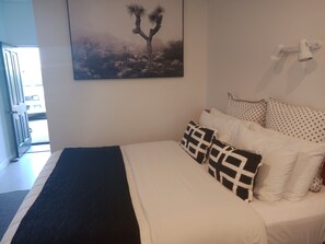 Deluxe Studio, 1 King Bed | Premium bedding, individually decorated, individually furnished - Four Peaks Motel (Geraldine)