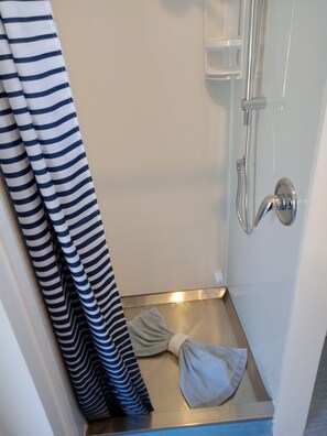 Standard Studio Suite, Non Smoking | Bathroom | Shower, free toiletries, towels - Four Peaks Motel (Geraldine)