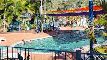 Alberca al aire libre y camastros