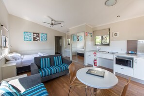 標準開放式客房, 非吸煙房, 廚房 (Studio Villa) | 起居區 | 平面電視、 DVD 播放機