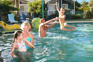 Outdoor pool, pool loungers - Main Beach Tourist Park (Main Beach)