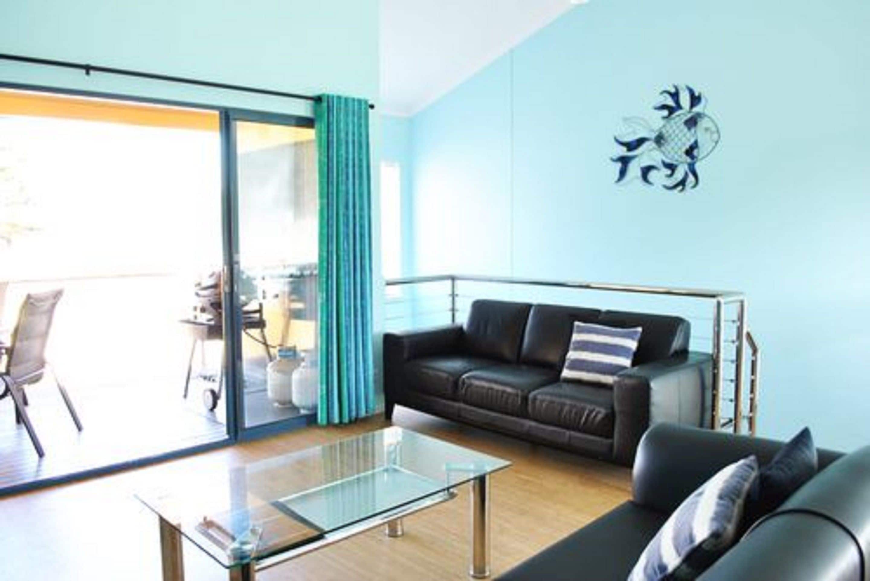 Appartement Standard, 2 chambres, non-fumeurs, cuisine (Two Storey Holidays) | Coin séjour | TV connectée de 43 pouces avec chaînes numériques, télévision