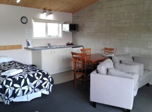 Private kitchenette - Abbey Court Motel (Coromandel)