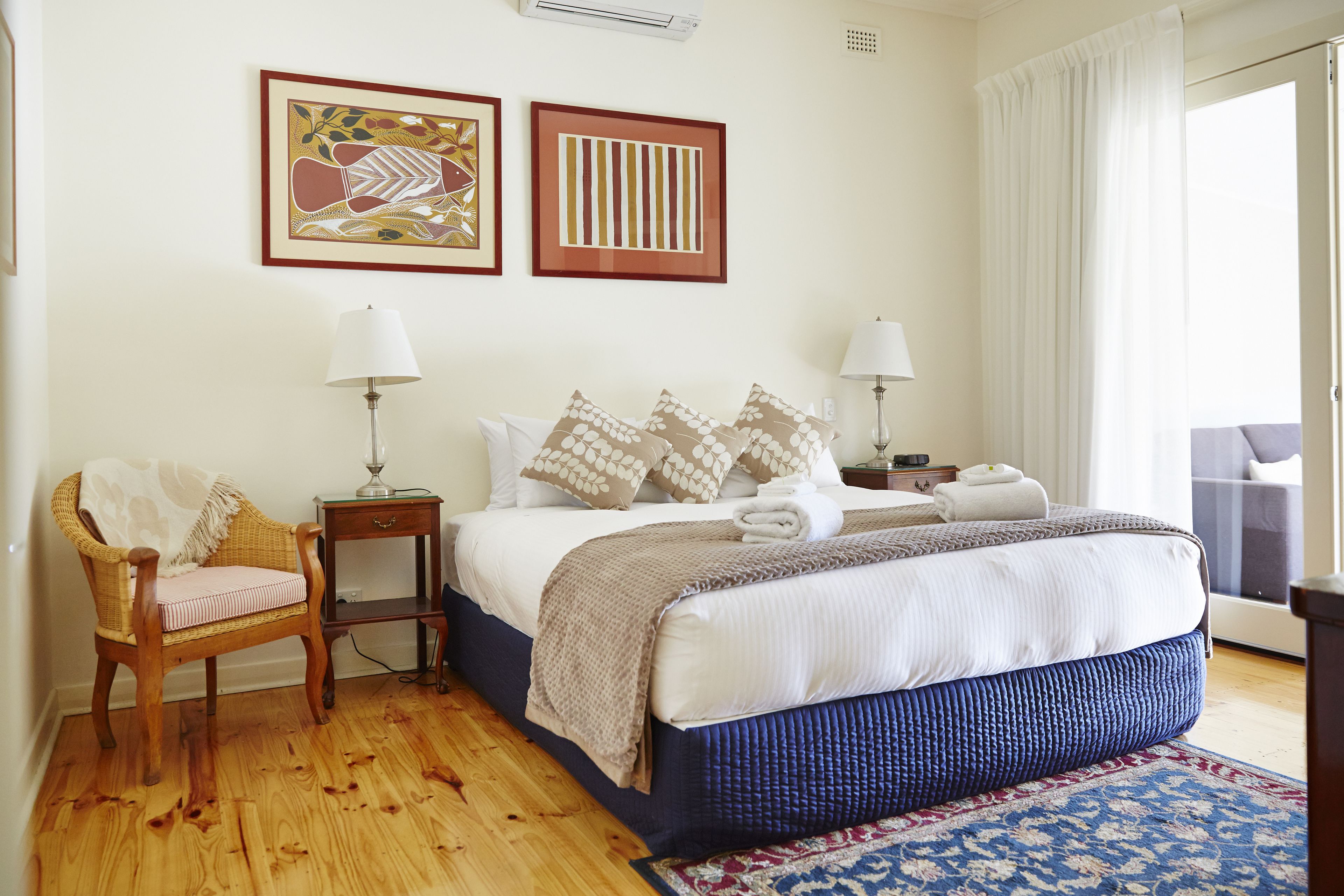 Hochwertige Bettwaren, Bügeleisen/Bügelbrett, Babybetten